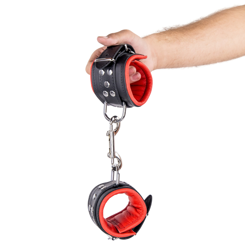 menottes rembourrees en cuir pour les poignets noir rouge 6