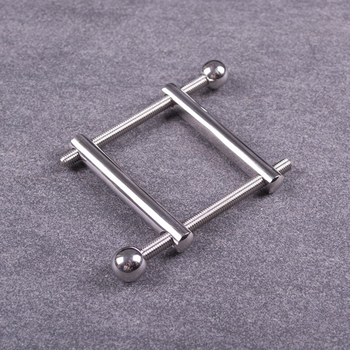 pince pour penis et bourses 1