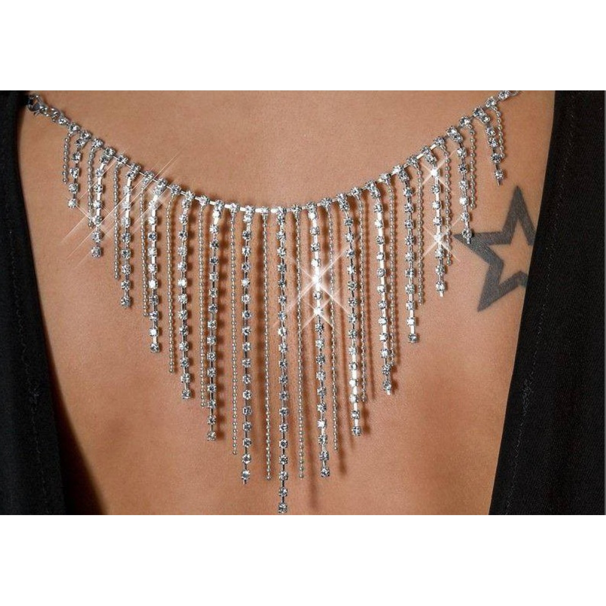 robe noire dos nu avec ornement 2