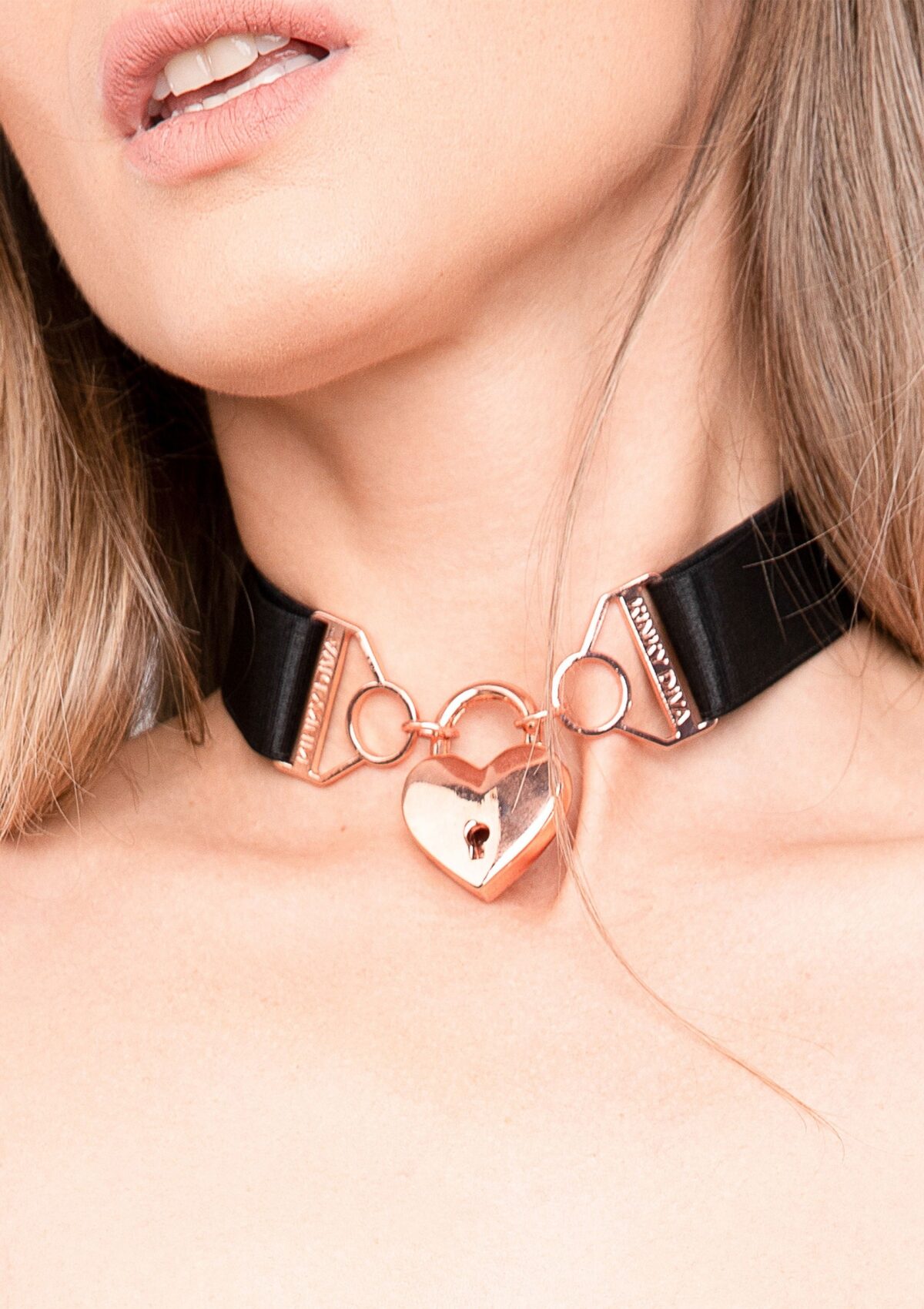 soutien gorge ouvert et collier harness couture noir 5