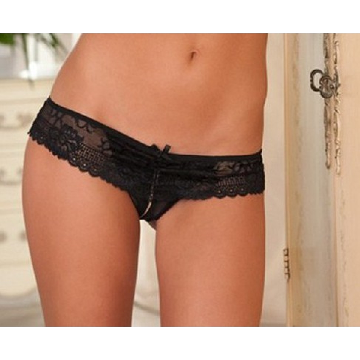string avec dentelle ouvert sur l entrejambe black